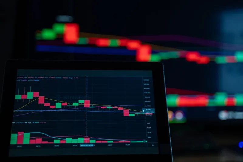 Red Month Rules: The Case for Betting From an Altcoin Stack